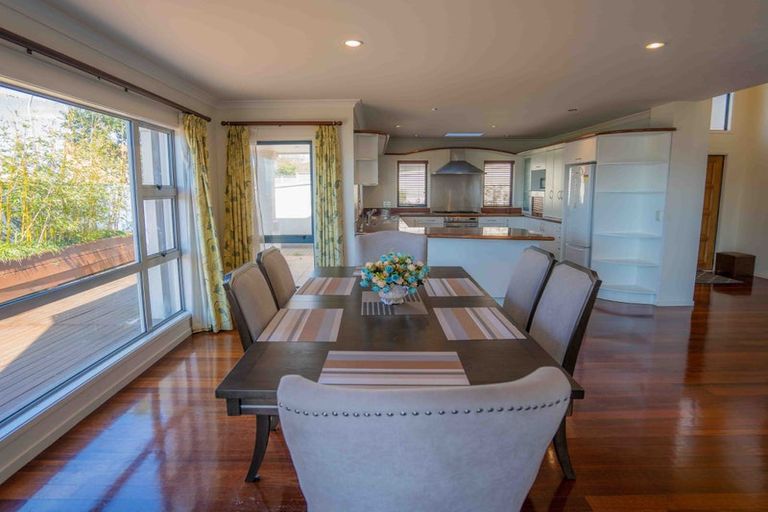 Photo of property in 40 Dress Circle, Newlands, Wellington, 6037