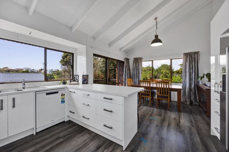 Photo of property in 76 Heta Road, Highlands Park, New Plymouth, 4312