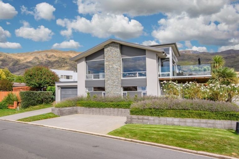 Photo of property in 33 Sargood Drive, Wanaka, 9305