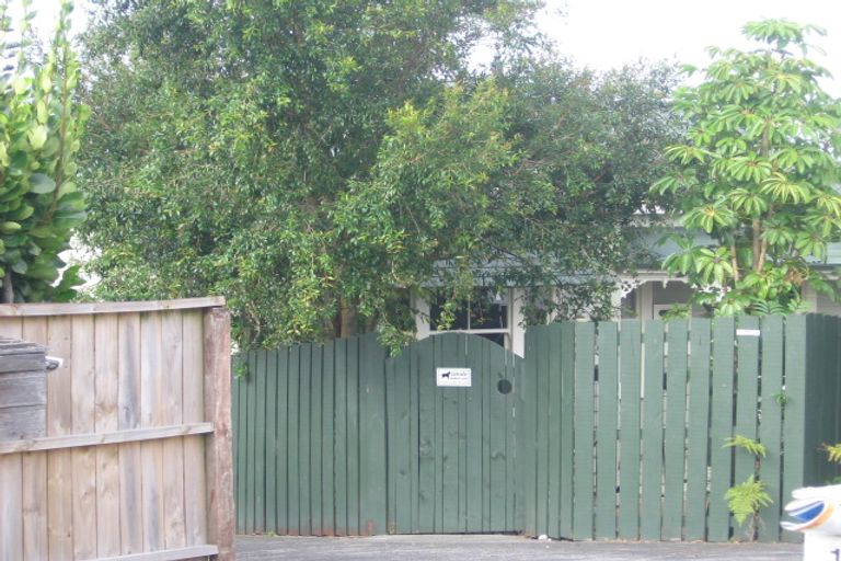 Photo of property in 1/8 Clare Place, Glenfield, Auckland, 0629