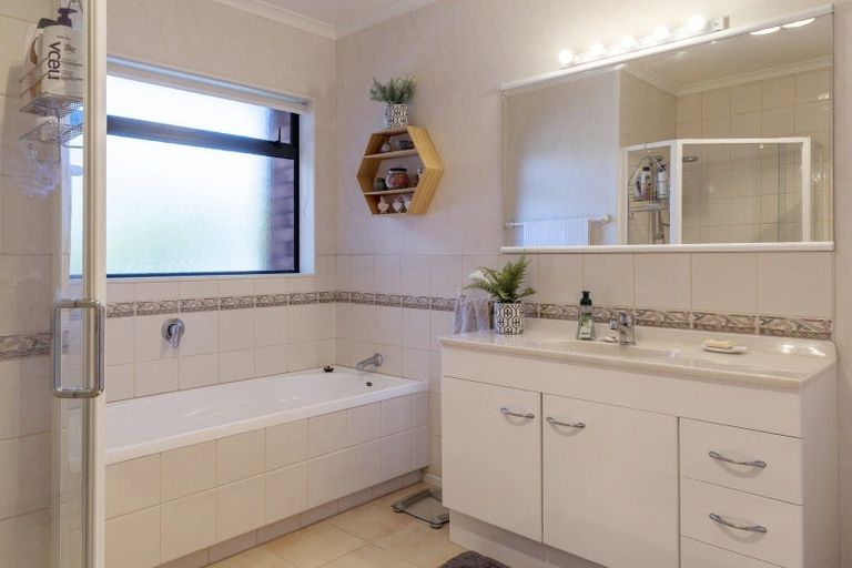 Photo of property in 25 Kinder Street, Acacia Bay, Taupo, 3330