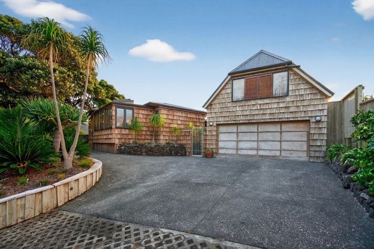 Photo of property in 24 Garden Road, Piha, 0772