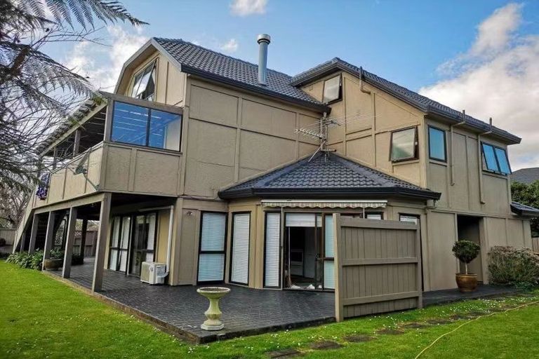 Photo of property in 13 Framalda Place, Conifer Grove, Takanini, 2112
