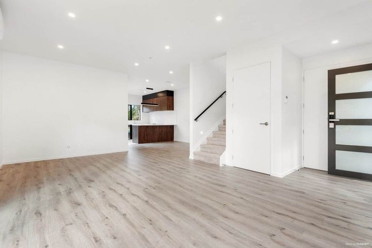 Photo of property in 1/105 Hobsonville Road, West Harbour, Auckland, 0618