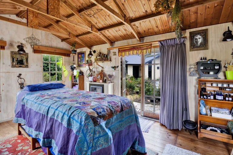 Photo of property in 2 Te Ara Karoiroa Road, Hurford, New Plymouth, 4374