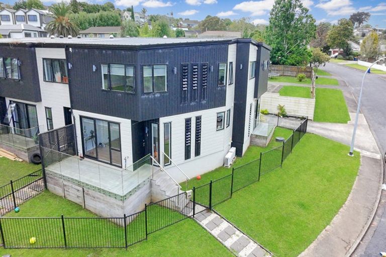 Photo of property in 2 Peterhouse Place, West Harbour, Auckland, 0618