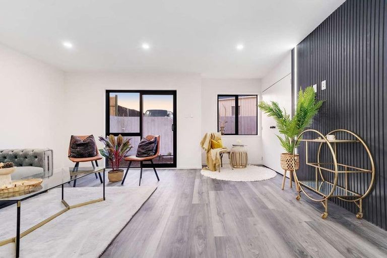 Photo of property in 2/7 Gambare Place, Wattle Downs, Auckland, 2103