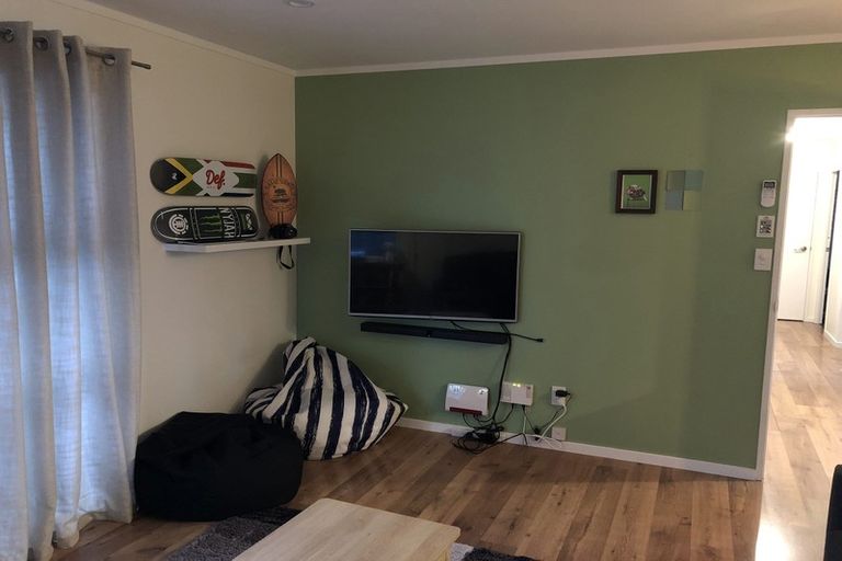 Photo of property in 3/92 Awaroa Road, Sunnyvale, Auckland, 0612