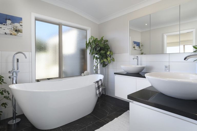 Photo of property in 18 Hinewa Road, Otumoetai, Tauranga, 3110