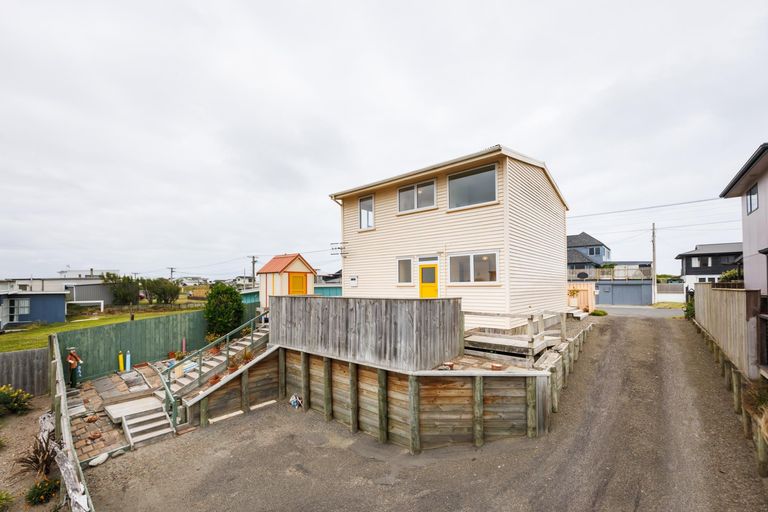 Photo of property in 19 Marine Parade South, Foxton Beach, Foxton, 4815
