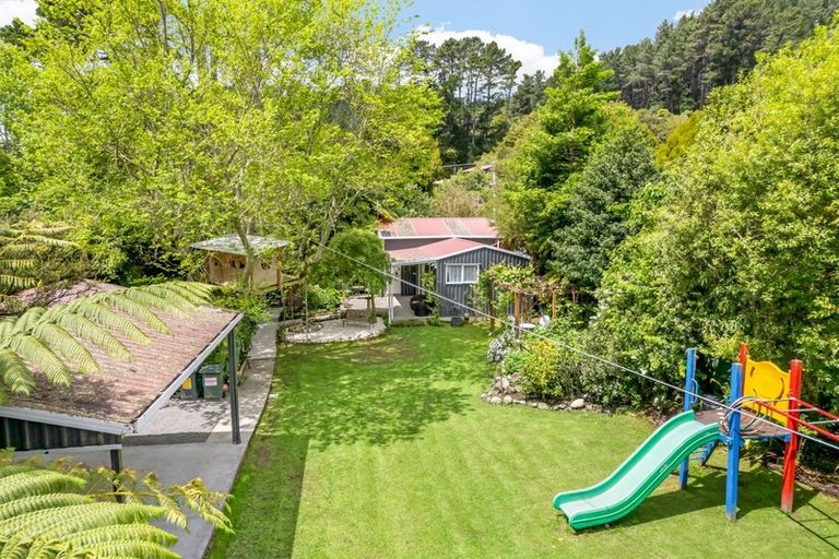 Photo of property in 82 Pinehaven Road, Pinehaven, Upper Hutt, 5019