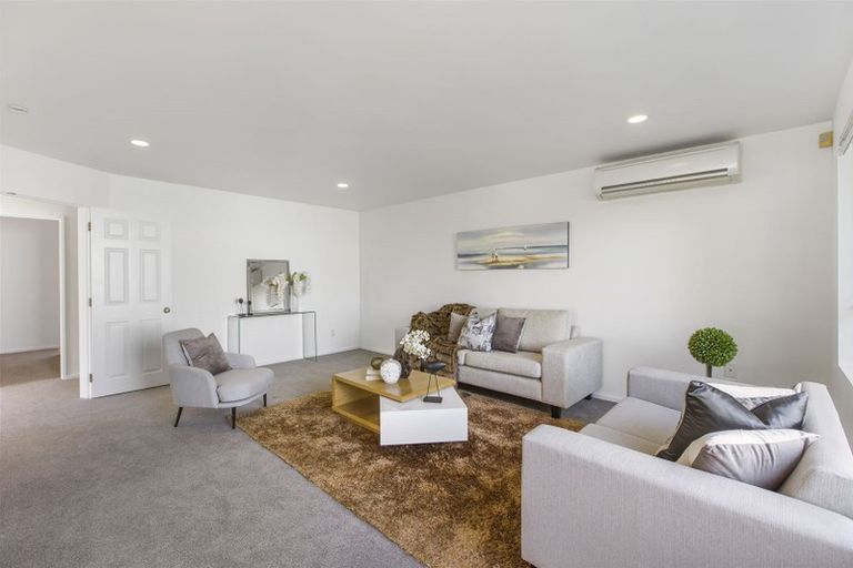 Photo of property in 17 Mandeville Place, Unsworth Heights, Auckland, 0632