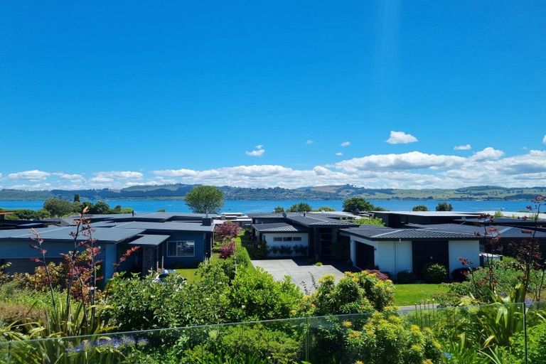 Photo of property in 21 Pukenamu Road, Rainbow Point, Taupo, 3330