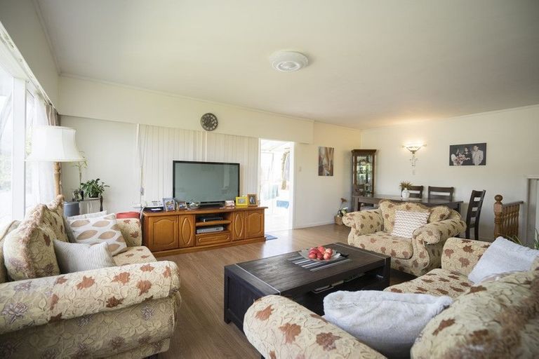 Photo of property in 22 Chelsea View Drive, Chatswood, Auckland, 0626