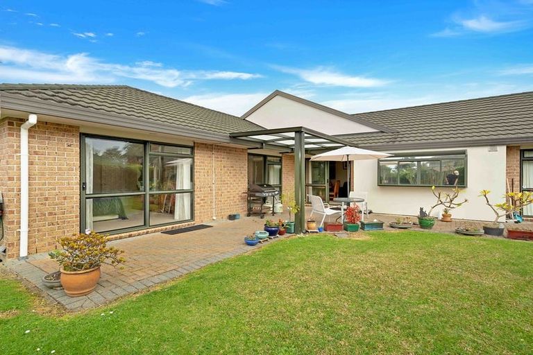 Photo of property in 32 Connemara Court, West Harbour, Auckland, 0618