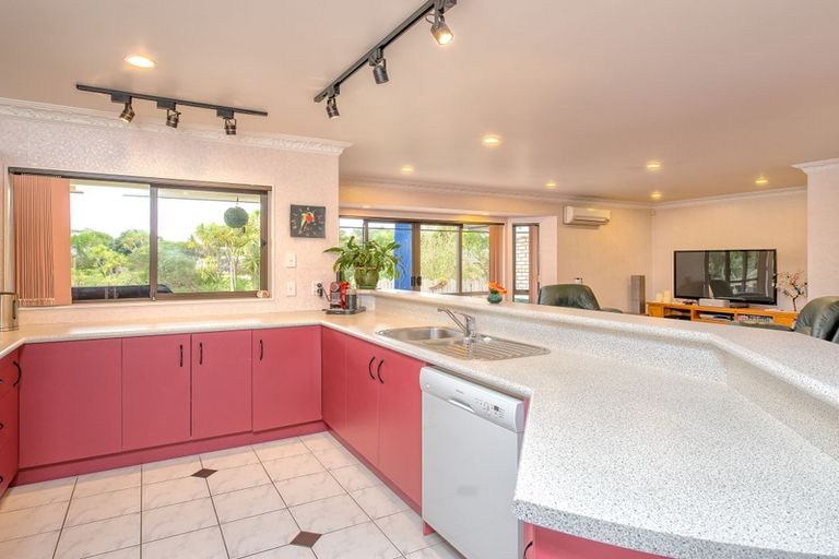 Photo of property in 16 Waimarino Road, Weymouth, Auckland, 2103