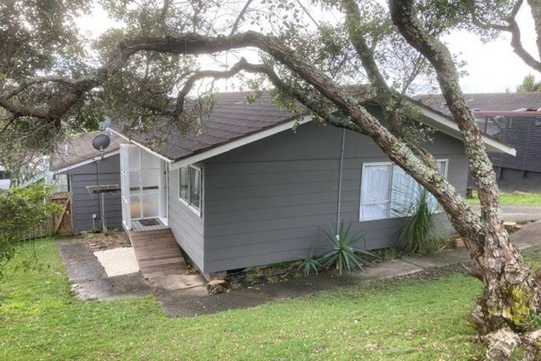 Photo of property in 1/247 Wairau Road, Totara Vale, Auckland, 0627