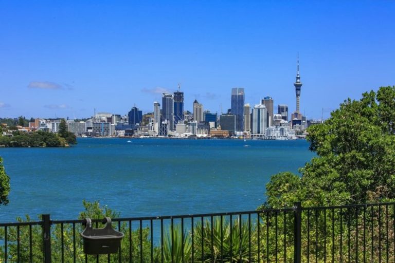 Photo of property in 21 Norwood Road, Bayswater, Auckland, 0622