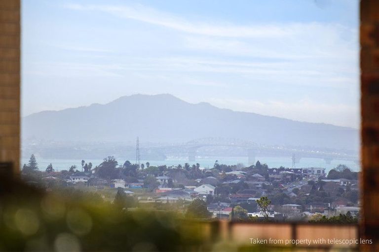 Photo of property in 111 Lake Panorama Drive, Henderson Valley, Auckland, 0612