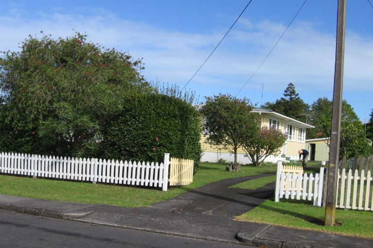 Photo of property in 12 Longburn Road, Henderson, Auckland, 0610