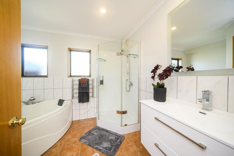 Photo of property in 122 Pacific Drive, Fitzherbert, Palmerston North, 4410