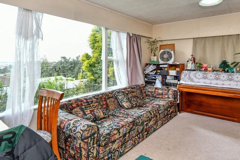 Photo of property in 301 Glenfield Road, Glenfield, Auckland, 0629