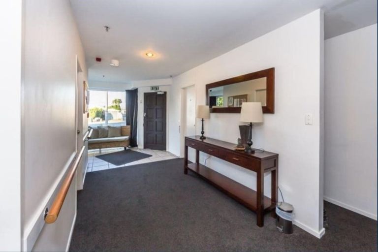 Photo of property in 9 Straven Road, Riccarton, Christchurch, 8011