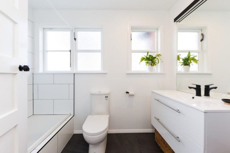 Photo of property in 3 Wharenui Terrace, Roslyn, Palmerston North, 4414