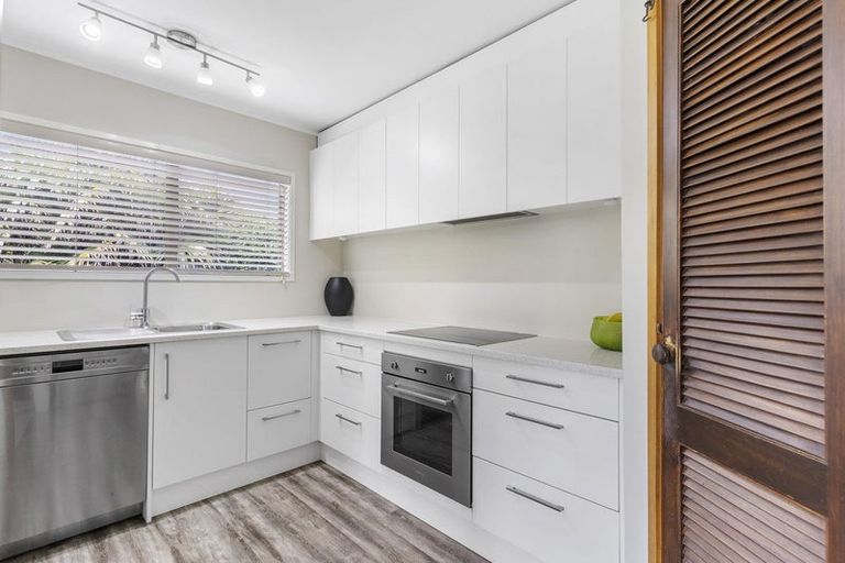 Photo of property in 5 Higham Ferrers Place, Red Beach, 0932