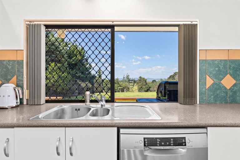 Photo of property in 1556 South Head Road, South Head, Helensville, 0874