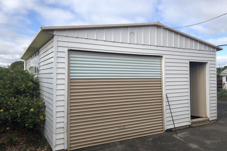 Photo of property in 100 Gossamer Drive, Pakuranga Heights, Auckland, 2010
