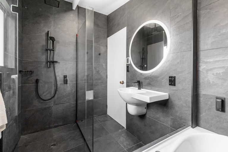 Photo of property in 5 Elizabeth Drive, West Harbour, Auckland, 0618