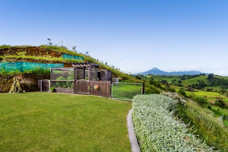 Photo of property in 956 Richmond Road, Lepperton, New Plymouth, 4373