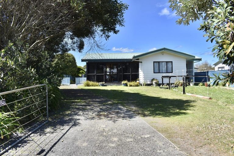 Photo of property in 28 Sarah Street, Waikawa Beach, Levin, 5573