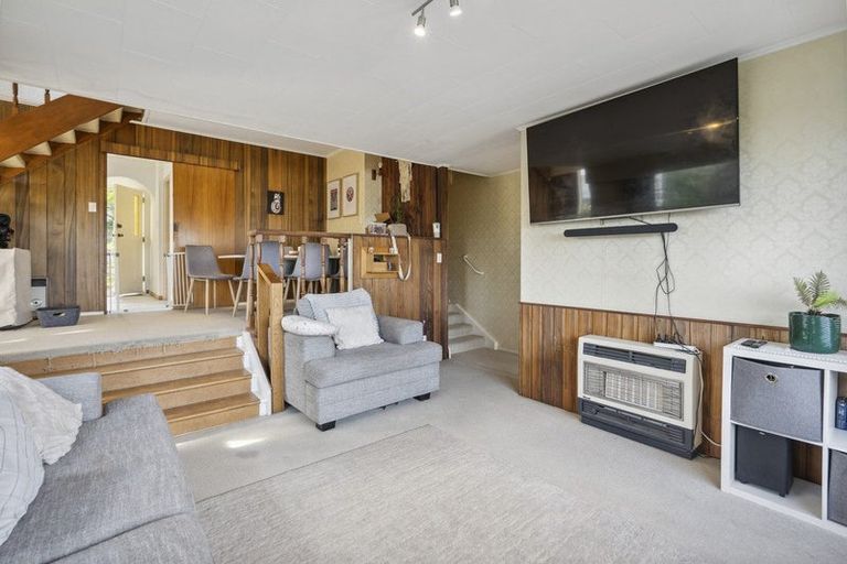 Photo of property in 114 Gloaming Hill, Titahi Bay, Porirua, 5022