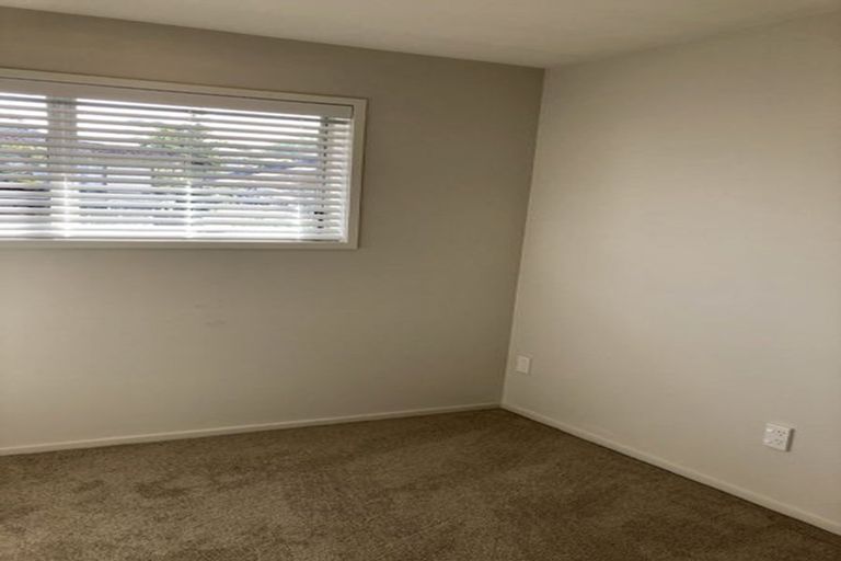 Photo of property in 2/7 Ian Place, Glendene, Auckland, 0602