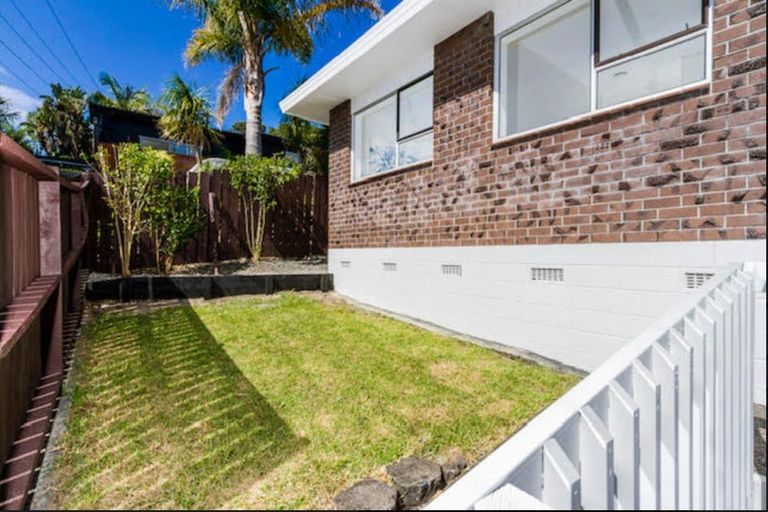 Photo of property in 1/24 Sandown Road, Rothesay Bay, Auckland, 0630