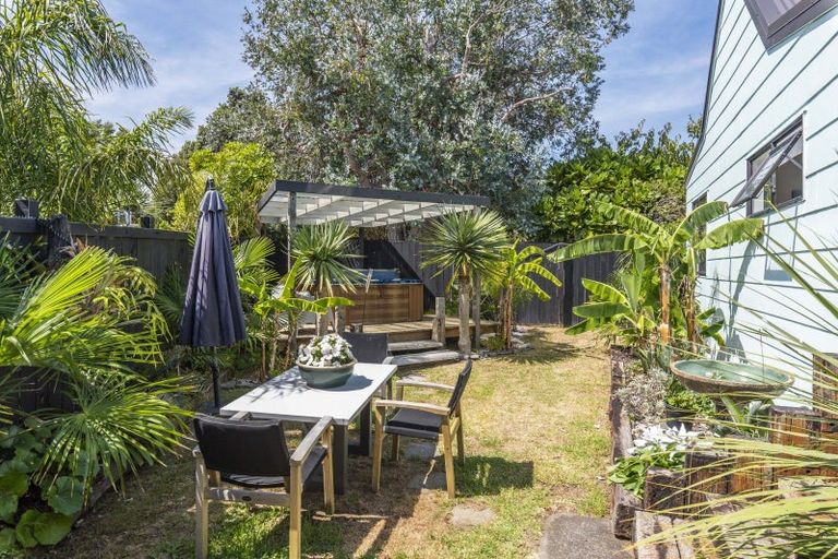 Photo of property in 2 Island View Terrace, Waikanae Beach, Waikanae, 5036