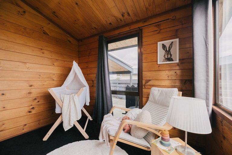 Photo of property in 12 Suzanne Grove, Kelvin Grove, Palmerston North, 4414