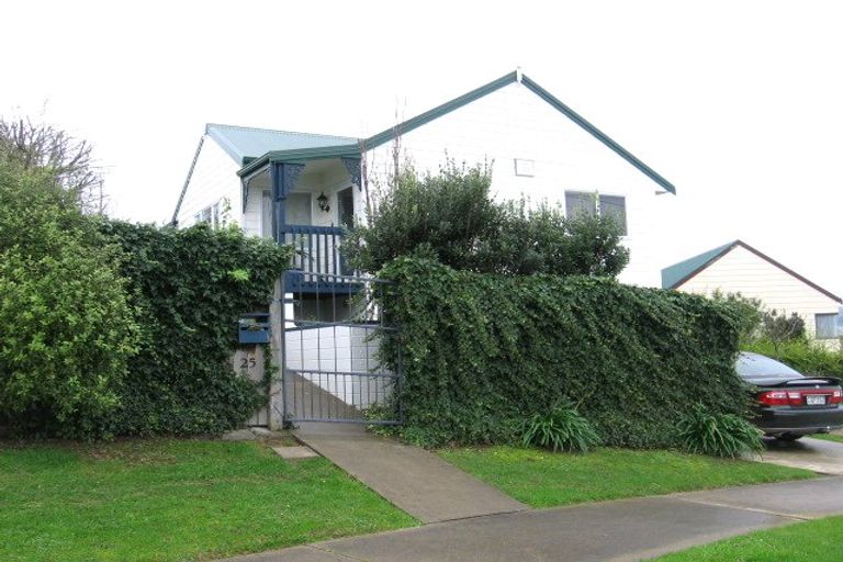 Photo of property in 25 Lydia Place, Kelvin Grove, Palmerston North, 4414