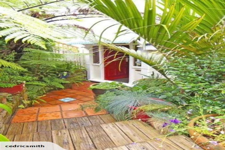 Photo of property in 14 Dorking Road, Brooklyn, Wellington, 6021