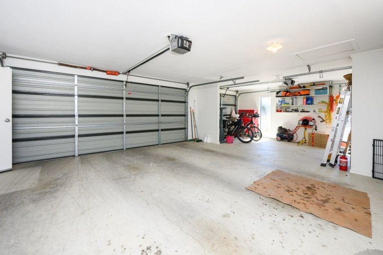 Photo of property in 70 Pacific Drive, Fitzherbert, Palmerston North, 4410