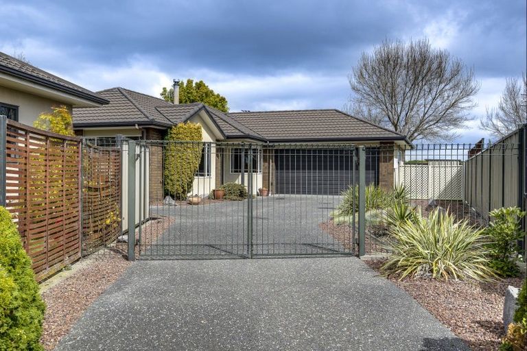 Photo of property in 19 Addington Place, Taradale, Napier, 4112