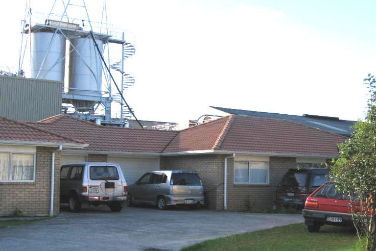 Photo of property in 9/1 Juliana Way, Glendene, Auckland, 0602