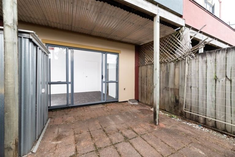 Photo of property in Lakeview Terrace, 22/14 Ambrico Place, New Lynn, Auckland, 0600