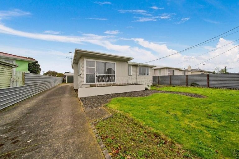 Photo of property in 8 Bone Crescent, Hawera, 4610