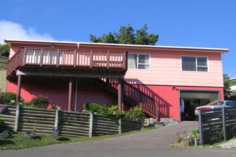 Photo of property in 56 Colchester Crescent, Newlands, Wellington, 6037