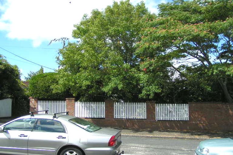 Photo of property in 195 Queen Street, Northcote Point, Auckland, 0627