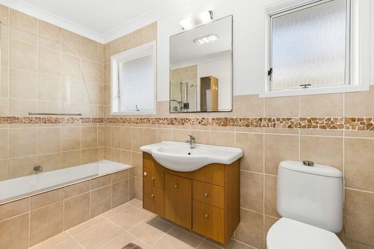 Photo of property in 33 Sunvue Road, Glen Eden, Auckland, 0602