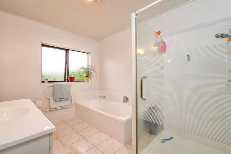 Photo of property in 16 Waimarino Road, Weymouth, Auckland, 2103